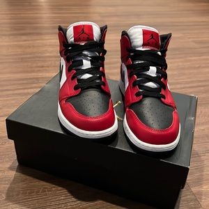 Air Jordan 1 Mids